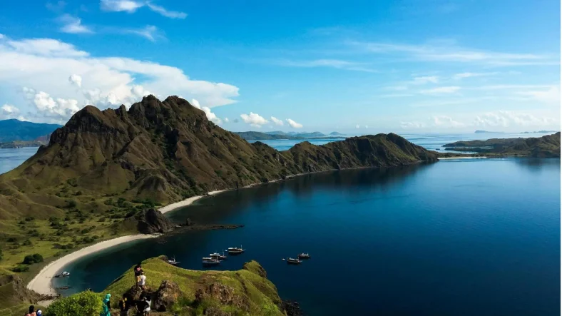 Menjelajahi Pulau Kepa Alor dengan Laut Jernih dan Desa Tradisional